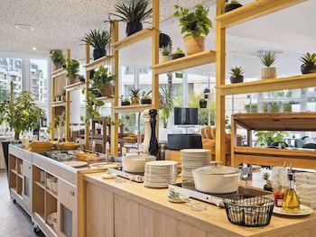 Melayani makan siang dan makan malam dengan sajian masakan Prancis