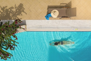 3 bars/lounges, poolside bar