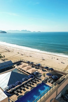 Piscina externa, barracas de cortesia, guarda-sóis