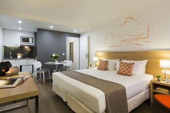 Studio Deluxe (with Air Conditioning) | Coffres-forts dans les chambres, bureau, rideaux occultants