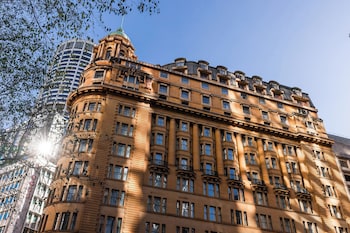 Façade de lâhĂ©bergement â soirĂ©e/nuit