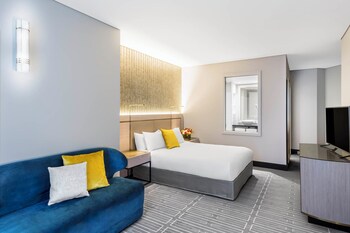 Vista frontal de la propiedad por la tarde o noche