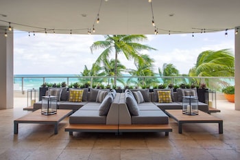 Piscine extérieure, parasols, chaises longues