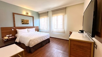 朝食、ランチ、ディナーに営業