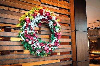 2 bars/lounges, lobby lounge