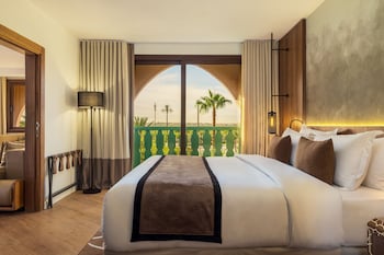 Premium Room, 1 King Bed | Hypo-allergenic bedding, minibar, in-room safe, desk