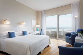 Suite Junior, balcon, vue sur la mer | Draps italiens de Frette, literie de qualité, couette en duvet