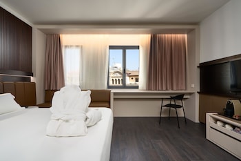 Seasonal outdoor pool, pool umbrellas, sun loungers