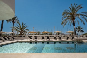 Piscine extérieure, parasols de plage, maîtres-nageurs sur place