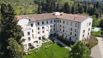 Seasonal outdoor pool, open 10:00 AM to 7:00 PM, pool umbrellas