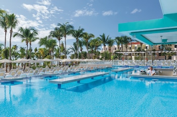 3 piscines extérieures, parasols, chaises longues
