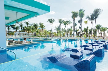 3 outdoor pools, pool umbrellas, sun loungers
