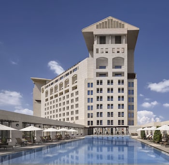 3 restaurants; breakfast, lunch, and dinner served