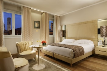 Außenpool (je nach Saison geöffnet), Sonnenschirme