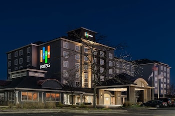 2 restaurants, breakfast served
