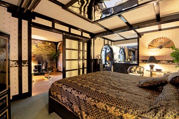 Romantic Suite, 1 King Bed, Non Smoking, Hot Tub | Down comforters, desk, free WiFi, bed sheets