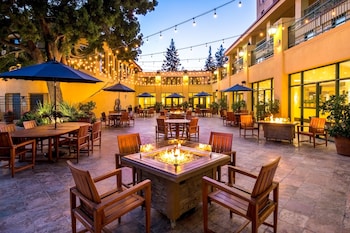 Breakfast and dinner served