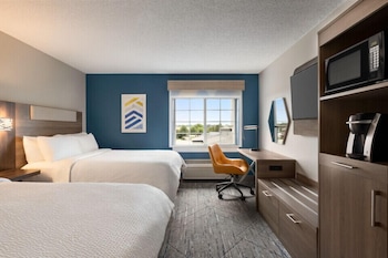 Piscine extérieure, chaises longues