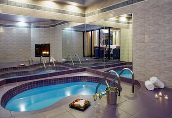 Champagne Tower Suite | Blackout drapes, iron/ironing board, free WiFi, bed sheets