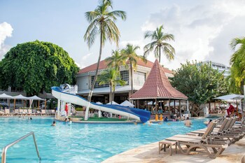 2 albercas al aire libre y sombrillas en la alberca