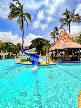 2 piscines extérieures, parasols