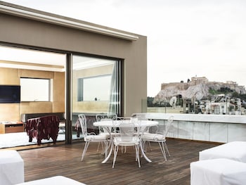 Breakfast, lunch, dinner served; Mediterranean cuisine 