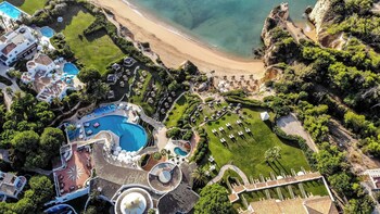 12 restaurants, breakfast, lunch, dinner served; French cuisine