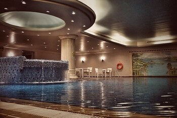 Indoor spa tub