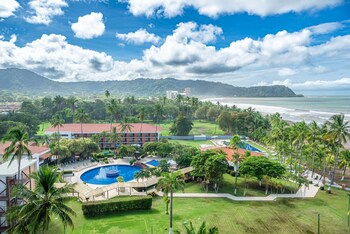 2 piscinas externas, funciona das 8h às 20h, guarda-sóis