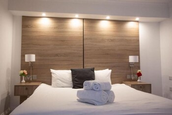 Executive Double Room, 1 Double Bed | Hypo-allergenic bedding, in-room safe, desk, iron/ironing board