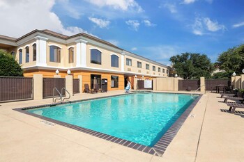 Pillowtop beds, desk, laptop workspace, blackout drapes