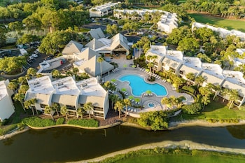 室外游泳池,開放時間為 07:00 至 23:00,提供泳池遮陽傘和日光浴躺椅