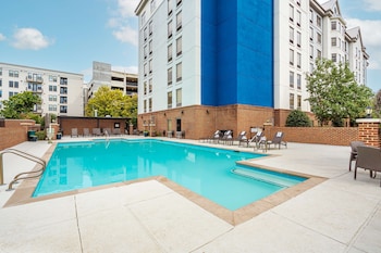 Piscine extérieure en saison, chaises longues