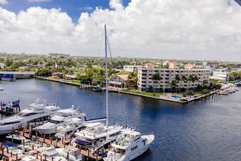 Een buitenzwembad, ligstoelen bij het zwembad