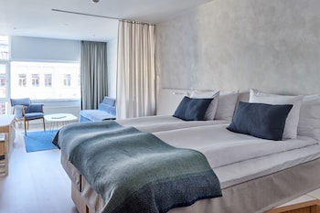 Habitación Deluxe | Área de sala de estar | Televisión LED de 43 pulgadas con canales por cable y televisión