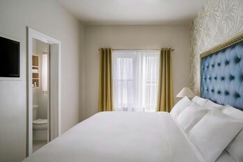 Habitación Deluxe, 1 cama King size | Ropa de cama de alta calidad y muebles diferentes 