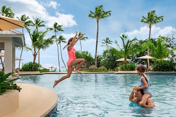 En la playa, playa de arena blanca y camas de playa (con cargo)