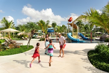 Sulla spiaggia, sabbia bianca, cabine (a pagamento), ombrelloni