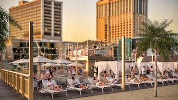 Couples treatment rooms, sauna, hot tub, steam room, body treatments