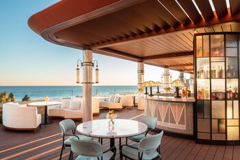 Se sirven comidas, cenas y cocina mediterránea con vista a la playa