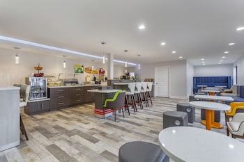 Suite, 1 King Bed, Accessible, Non Smoking | Desk, iron/ironing board, free cribs/infant beds, rollaway beds