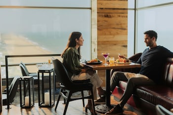 من حمّامات السباحة المغطاة، حمّام سباحة خارجي، مظلات على حمّام السباحة