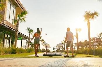 Alberca techada, alberca al aire libre y sombrillas en la alberca