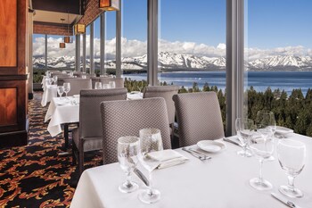 6 restaurants, servant le déjeuner et le dîner; cuisine de fruits de mer