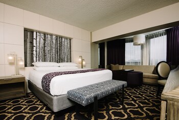 Premium Spa Suite, 1 King, Non-Smoking | 起居区 | 32-英寸LED 电视(配备有线频道)、电视、收费电影