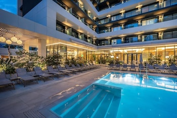 2 outdoor pools, pool loungers