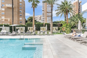 2 outdoor pools, pool loungers