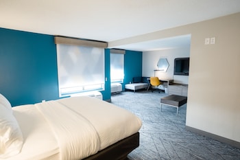Suite, 1 King Bed, Accessible (Communication, Accessible Tub) | 1 bedroom, Egyptian cotton sheets, premium bedding, in-room safe