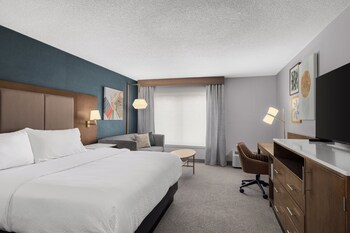 屋内プール、営業時間 7:00 ～ 23:00、サンラウンジャー