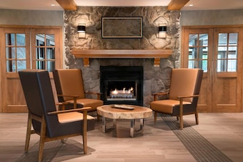 Piscine extérieure (ouverte en saison), parasols de plage